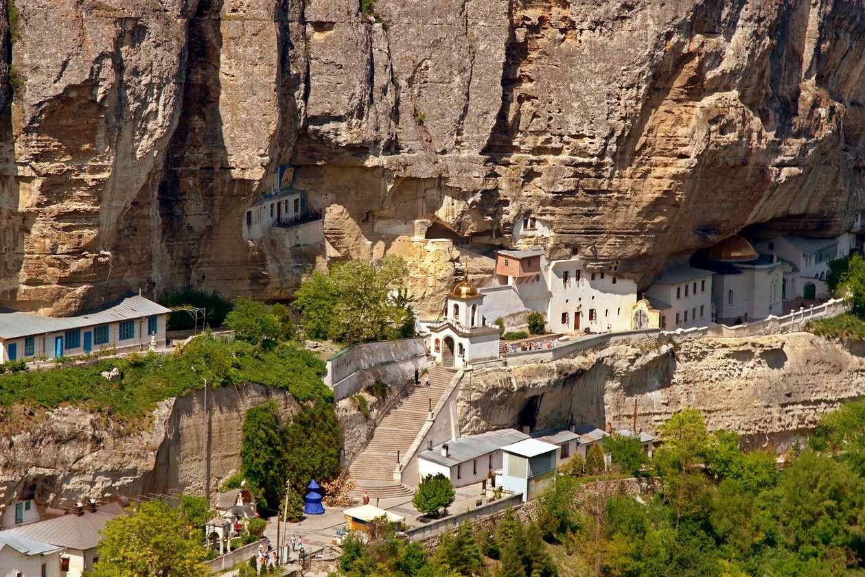 Свято-успенский монастырь в скале в Бахчисарае - фото 1