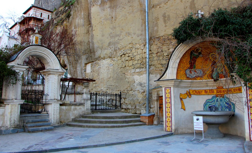 Свято-успенский монастырь в скале в Бахчисарае - фото 12