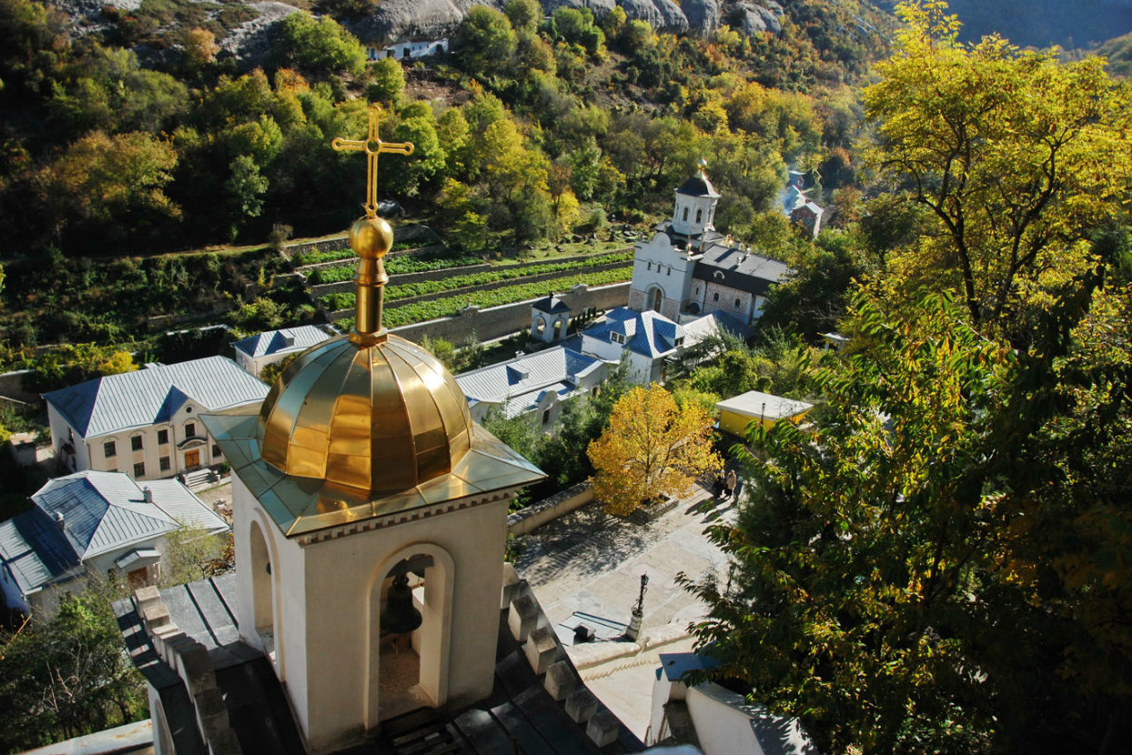 Свято-успенский монастырь в скале в Бахчисарае - фото 6